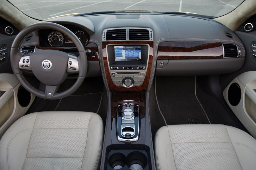  Jaguar XKR Convertible 2011 года  (фото 20 из 42)